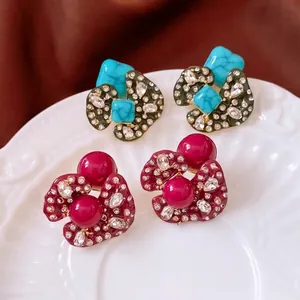 Orecchini a perno vintage in acrilico con perno in argento nei colori rosso e verde