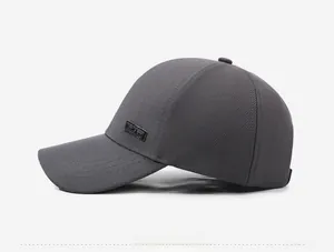 Vista lateral de gorra de béisbol de sarga gris oscuro con detalle de parche y textura