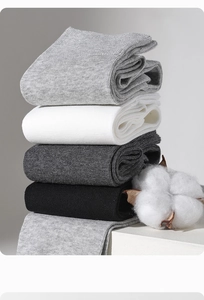 Gros plan sur des chaussettes en tricot de coton multicolores avec décor de coton