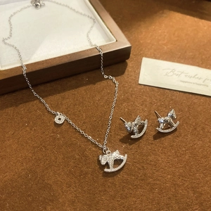 Détail du parure bijoux cheval à bascule en argent avec oxydes de zirconium sur velours