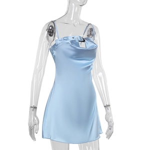 Détail d'une mini-robe en satin bleu clair avec col bénitier réglable et boucle en métal