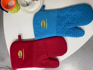 Detail of heat-resistant oven mitts with silicone grip and quilted diamond pattern