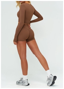 Vista posteriore degli shorts da yoga marroni a vita alta con cucitura push-up
