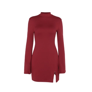 Robe courte moulante bordeaux à manches longues avec col montant et fente sur le côté