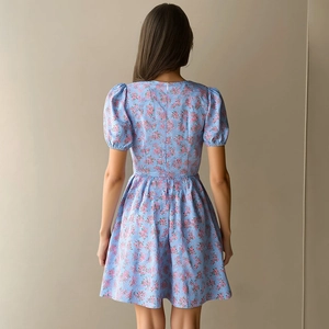 Détails de la robe d'été fleurie bleue avec manches bouffantes et fermeture éclair