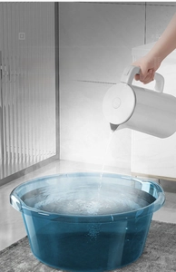 Détail d'une bassine bleue transparente montrant la résistance à l'eau bouillante chaude
