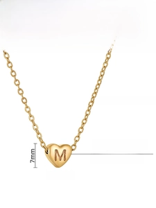 Détails du collier cœur plaqué or 18 carats avec dimensions et gravure de la lettre M