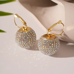 Boucles d'oreilles créoles dorées avec pendentifs sphériques en cristal brillant