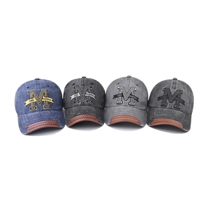 Casquettes de baseball en coton délavé avec broderie M et détails en cuir sur la visière