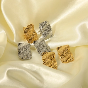Franse vintage 18K goud en zilver roestvrijstalen oorbellen met gehamerde textuur