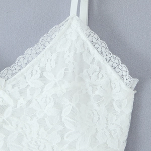 Détail en dentelle de robe camisole sexy blanche transparente avec fines bretelles