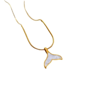Collier minimaliste en acier titane avec pendentif queue de poisson en nacre pour femme