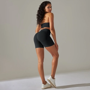 Dettaglio del reggiseno sportivo nero a coste senza cuciture e pantaloncini alti