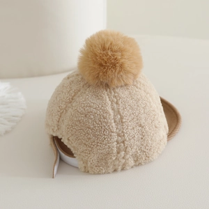 Vue détaillée du bonnet sherpa pour bébé avec texture douce et fermeture velcro ajustable