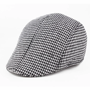 Vue détaillée de la texture du tissu pied-de-poule noir et blanc sur un béret vintage