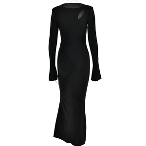 Vista posterior de vestido largo negro ajustado con espalda descubierta y fruncido