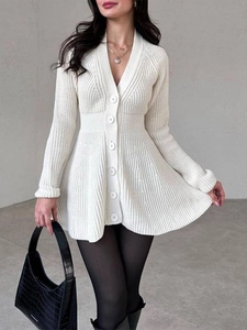 Robe boutonnée en maille crème avec col en V et coupe évasée à la taille type péplum
