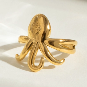 Dettaglio macro dell'anello a forma di polpo con tentacoli dorati in stile