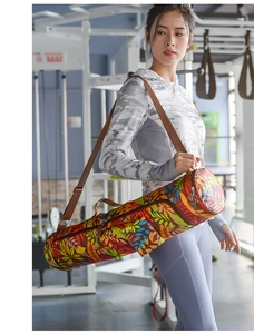 Sac à tapis de yoga en toile fleurie avec sangle réglable porté dans une salle de sport