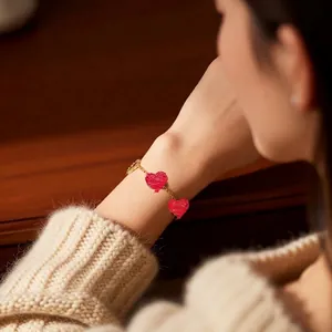 Bracelet élégant plaqué or 18 carats avec trois breloques cœurs rouges texturés pour femme
