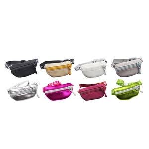Vue détaillée de huit mini sacs banane pour poupées avec bandoulière à inscription NICE