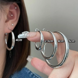 Detailed comparison of 2.5cm, 4cm, and 5cm sterling silver hoop earrings on hand