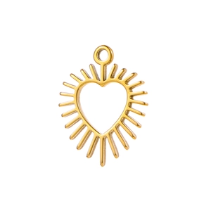 Vue détaillée d'un pendentif coeur doré avec des lignes texturées en forme de soleil