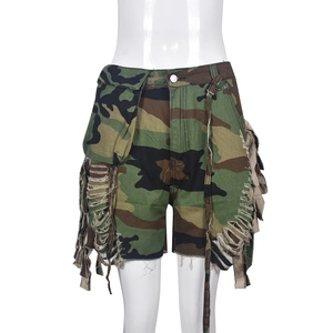 Détail du short en jean camouflage avec bords usés et pampilles effilochées à la main
