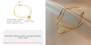Detalle de pulsera de doble capa de acero de titanio dorado con colgante redondo hueco y talla