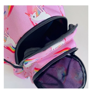 Primer plano de la mochila de unicornio rosa con compartimentos de cremallera doble