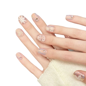 Faux ongles irisés aurora avec flocons de neige et perles sur tricot blanc doux