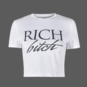 Dettaglio della stampa 'RICH bitch' su crop top bianco che mostra la trama del tessuto