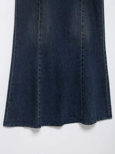 Detail eines dunkelblauen Denim-Midikleides mit Paneelnähten und gewaschenem Saum