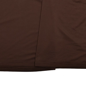 Détail de l'ourlet de la robe marron montrant les coutures et la texture du tissu