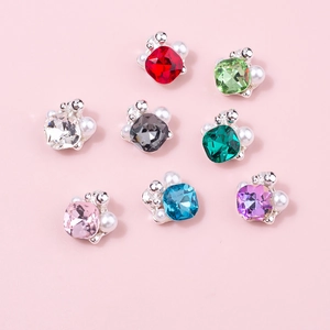 8-teiliges Set bunter quadratischer Kristall-Nagelkunst-Charms mit Perlen und Silberkrallen