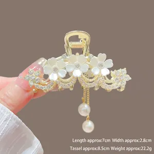 Vue détaillée de la pince à cheveux en métal avec fleurs de lotus et perles