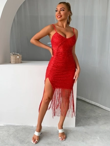 Vestido ajustado de lentejuelas rojas con tirantes finos y dobladillo de flecos largos