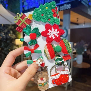 Detail van kersthaarspeldjes set met gebreide bomen en glitter rendier strikken