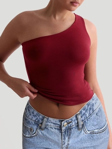 Detailansicht der schmal geschnittenen One-Shoulder Yoga-Tanktop in weinrot aus Stretchstoff