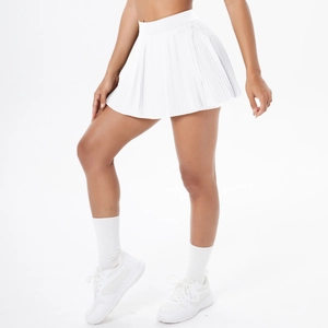 Nahaufnahme des weißen Falten-Tennisrocks mit hoher Taille und atmungsaktivem Stoffdesign