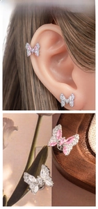 Vue détaillée de boucles d'oreilles papillon avec zircons roses et blancs en acier titane