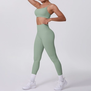 Vue latérale de l'ensemble de yoga vert sauge avec brassière croisée et legging taille haute