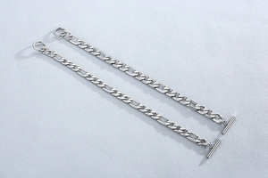Détail de chaînes Figaro en acier inoxydable avec fermoir à bascule en finition argent