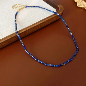 Détail du collier de perles bleues avec fermoir mousqueton doré et chaîne de rallonge