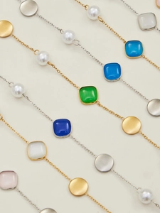 Makroaufnahme von 18k vergoldeten Halsketten mit Opal, Harzperlen und Perlenimitaten