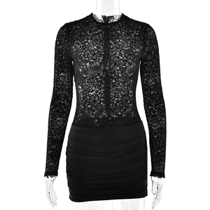 Robe courte noire moulante avec corsage en dentelle transparente et jupe froncée