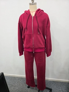 Détail de l'ensemble sweat à capuche zippé bordeaux avec poignets côtelés sur mannequin