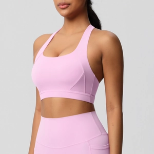 Detail van roze sportbeha met hoge ondersteuning en brede bandjes voor dames