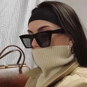 Nahaufnahme eines Models mit schwarzer quadratischer Oversize-Sonnenbrille mit UV-Schutz