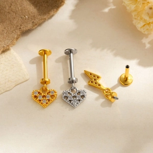 1.2x8mm roestvrijstalen labret piercing met hart en bliksem hangers voor oor en lip